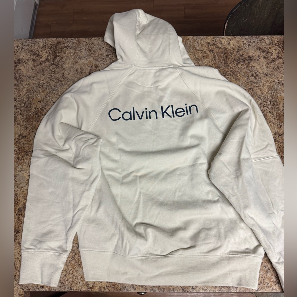 Calvin Klein Hoodie
Men’s Small
Off-white